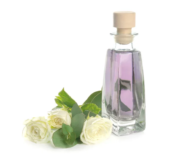 Láhev parfémového oleje a květiny — Stock fotografie