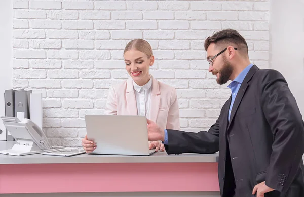 Recepcionista masculino com estagiário — Fotografia de Stock