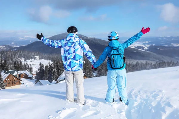 Couple jouissant de la beauté de la station de ski — Photo