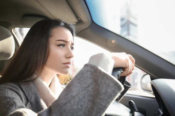 Nuori nainen autossa — kuvapankkivalokuva