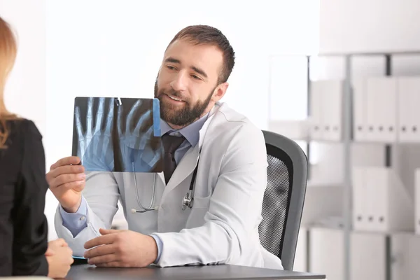 Doctor consulting patient — Stock Photo, Image