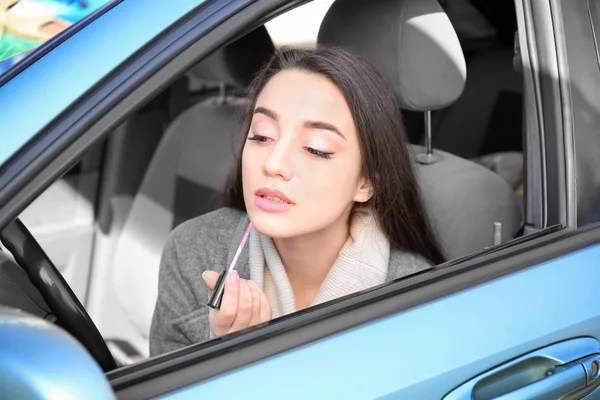 Mujer aplicando maquillaje en coche —  Fotos de Stock