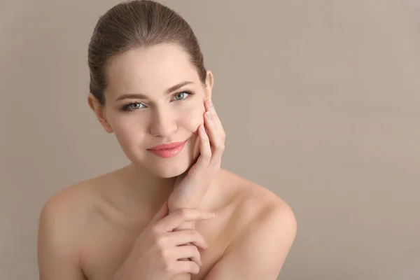 Mujer joven aplicando crema —  Fotos de Stock