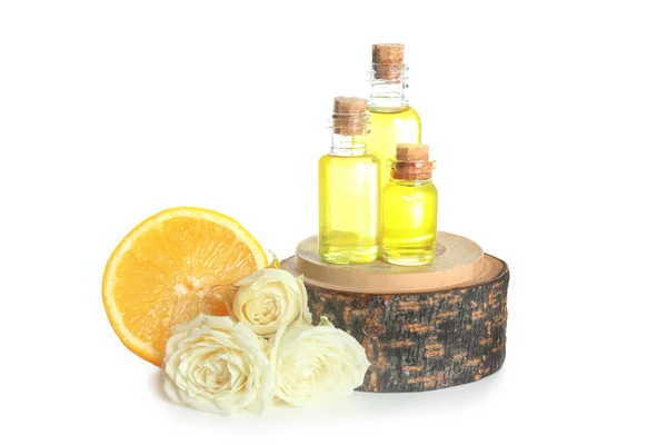 Garrafas de óleo de perfume e flores — Fotografia de Stock