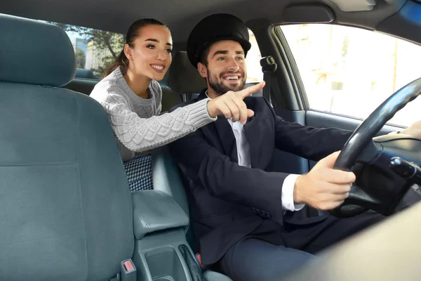 Pasajero mostrando camino de taxista —  Fotos de Stock