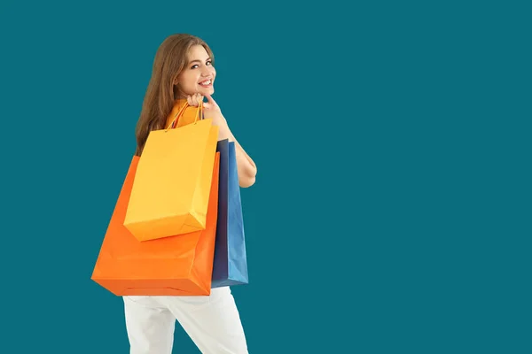 Jeune femme avec des sacs à provisions — Photo