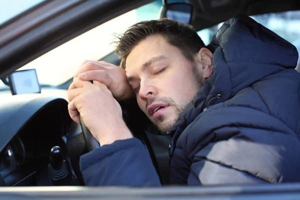 Молодой человек спит в машине — стоковое фото