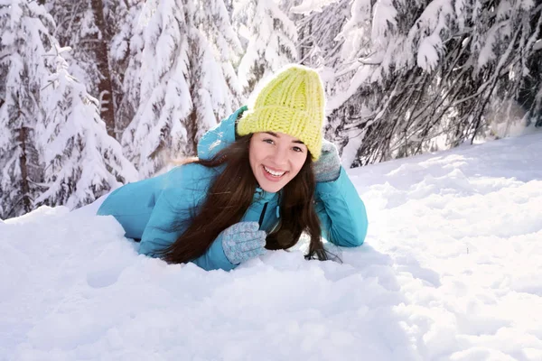 美丽的女人躺在雪地上 — 图库照片
