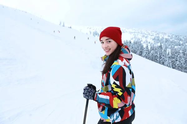 Mulher bonita na estância de esqui nevado — Fotografia de Stock