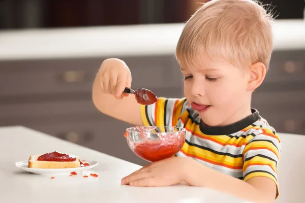 Jongetje met kom jam — Stockfoto