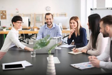 Ofis çalışanları konferans odasında toplantı yapıyor. Finans ticareti