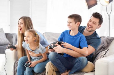 Mutlu aile evde video oyunu oynuyor.