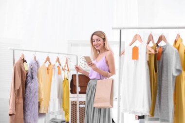 Cep telefonu deposunda alışveriş ile genç güzel kadın