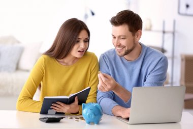 Evde emeklilik planı üzerinde düşünme genç Çift
