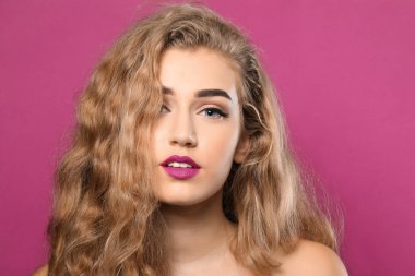 Renk arka plan üzerinde güzel kaşları olan kadın