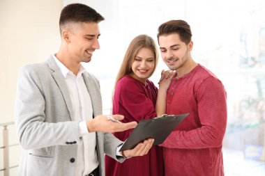 Emlakçı ile müşteri yeni evde