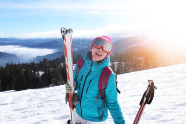 Karlı Resort Kayak pist üzerinde mutlu bir kadın. Kış tatili