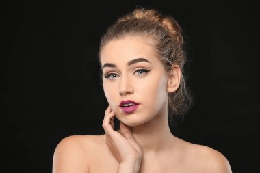 Güzel kaşları koyu arka plan üzerinde olan kadın portresi