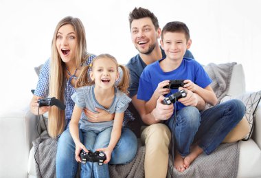Mutlu aile evde video oyunu oynuyor.