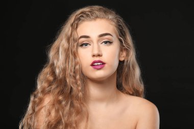 Güzel kaşları koyu arka plan üzerinde olan kadın portresi