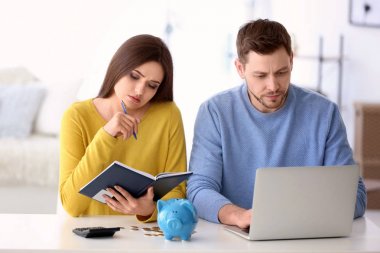 Evde emeklilik planı üzerinde düşünme genç Çift