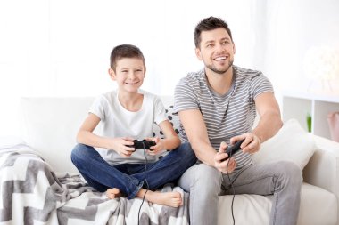 Genç adam video oyunları üzerinde beyaz izole çalmaya