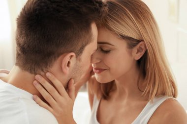 Kapalı seven genç Çift