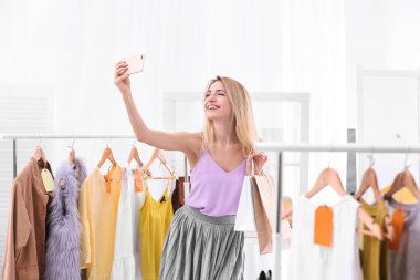 Mağazada alışveriş yaparken selfie alarak genç güzel kadın