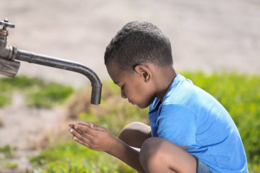 Musluk, açık havada oturma sevimli Afro-Amerikan çocuk