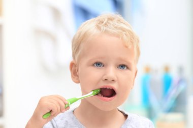 Sevimli küçük çocuk banyoda Diş Temizleme