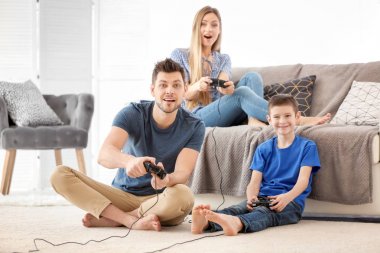 Mutlu aile evde video oyunu oynuyor.