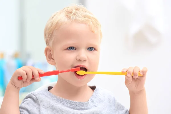 Lindo Niño Limpieza Dientes Baño — Foto de Stock