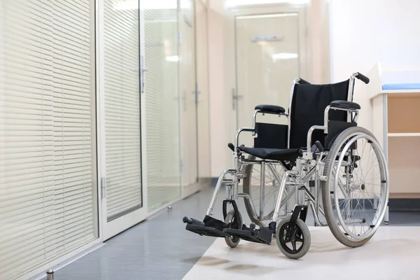 Hastanede boş modern tekerlekli sandalye