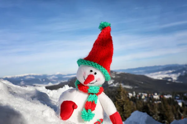 Leksak Snögubbe Mountain Resort Solig Frostig Dag Vintersemester — Stockfoto