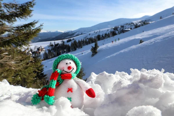 Speelgoed Sneeuwpop Bergresort Zonnige Frosty Dag Wintervakantie — Stockfoto