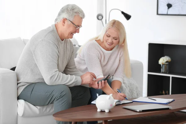 Ouder Paar Denken Pensioenplan Thuis — Stockfoto