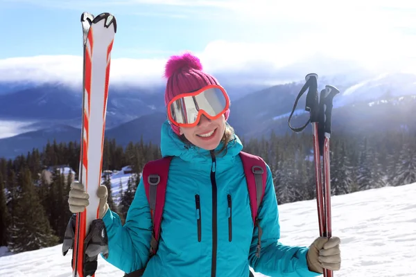 Lycklig Kvinna Skidor Pisten Snöiga Resort Vintersemester — Stockfoto