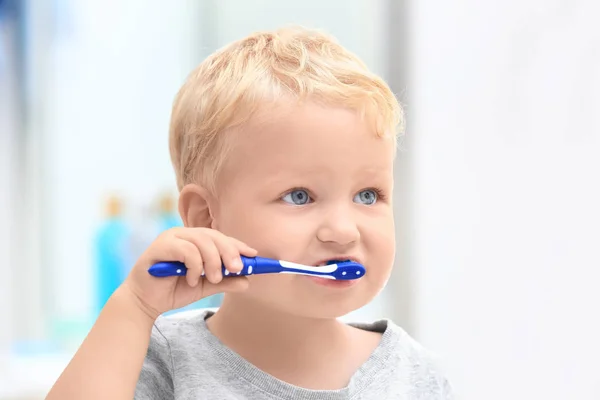 Słodkie Małe Dziecko Mycia Zębów Łazience — Zdjęcie stockowe