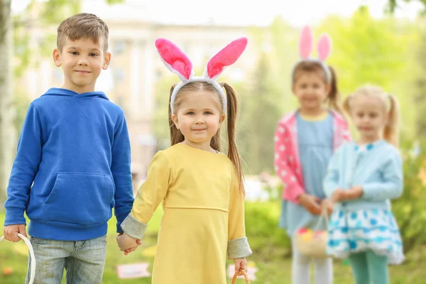 Kinderen Plezier Het Park Easter Egg Hunt Concept — Stockfoto