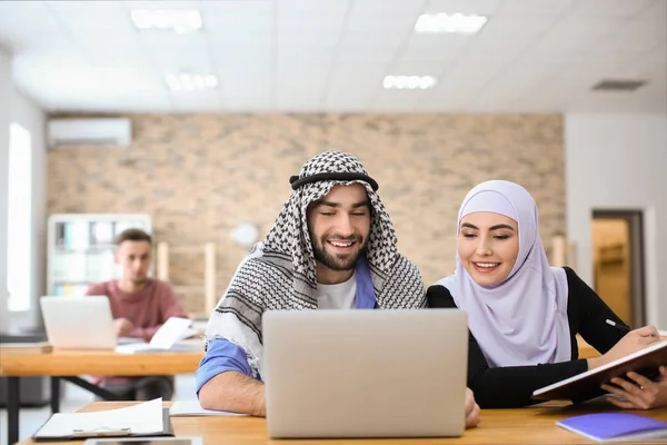 Studente Maschio Suo Compagno Classe Musulmano Utilizzando Computer Portatile Biblioteca — Foto Stock