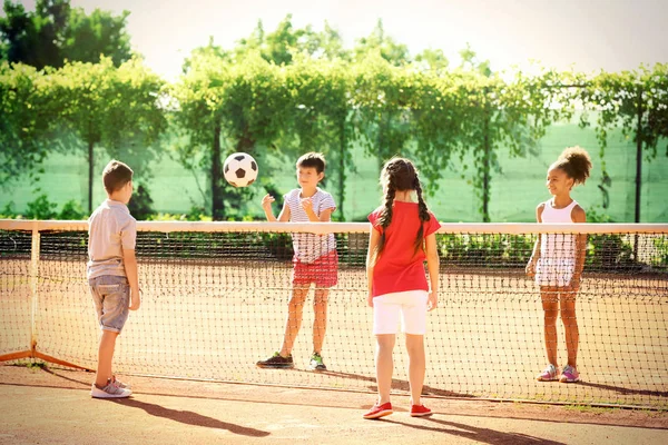 Bonito Crianças Brincando Campo Esportes Livre — Fotografia de Stock