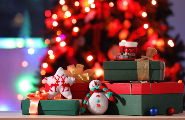 Завернутые подарки на стол против размытых праздничных огней. День бокса
