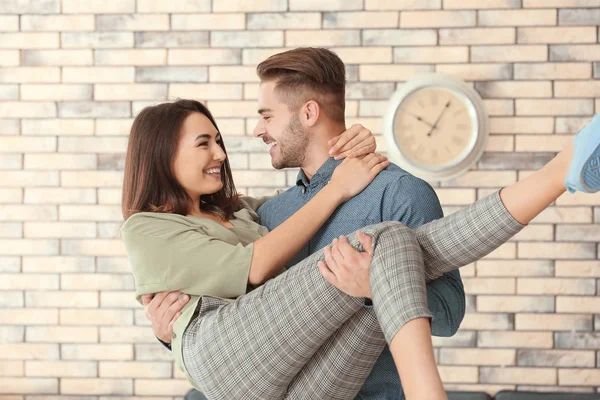 Hermosa Pareja Joven Bailando Interiores — Foto de Stock