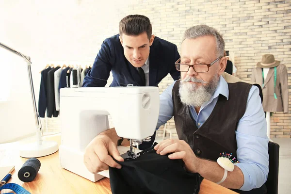 Senior Tailor Working Sewing Machine Atelier — Stock Photo, Image