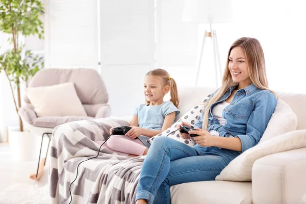 Giovane Donna Che Gioca Videogiochi Con Sua Figlia Casa — Foto Stock