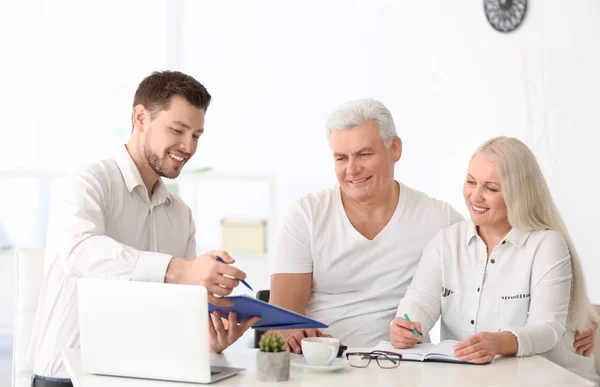 Pareja Madura Discutiendo Plan Pensiones Con Consultor Oficina — Foto de Stock