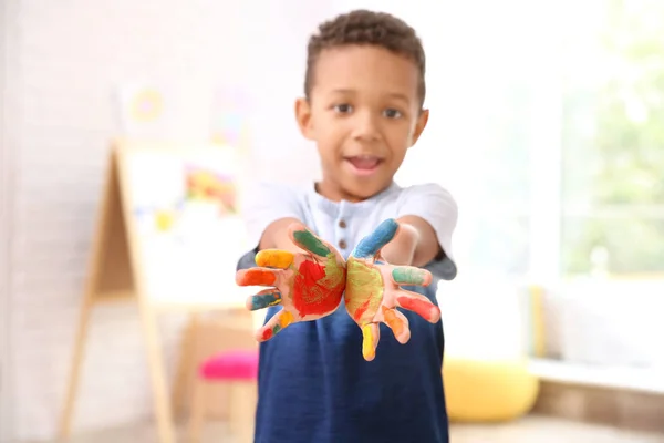 Kleine Afro Amerikaanse Jongen Met Geschilderde Handen Binnenshuis — Stockfoto