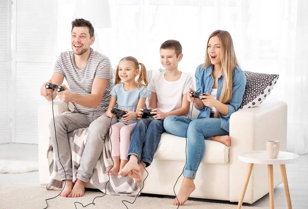 Família Feliz Jogando Jogos Vídeo Casa — Fotografia de Stock