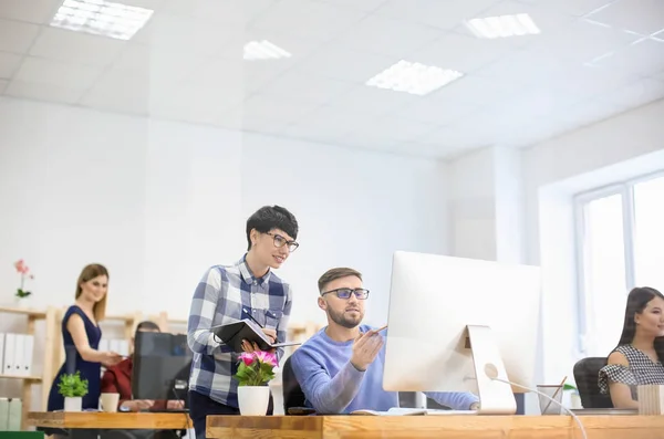 Jóvenes Trabajando Oficina Comercio Financiación —  Fotos de Stock