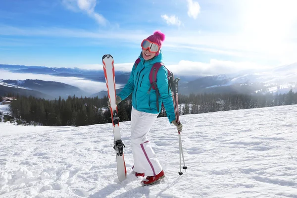 Mujer Feliz Pista Esquí Estación Nevada Vacaciones Invierno — Foto de Stock